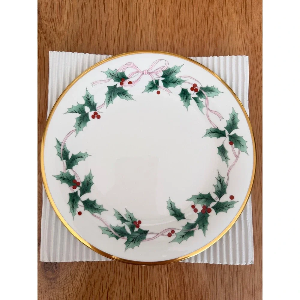 Set of 4 NIB Mikasa Ribbon Holly 8